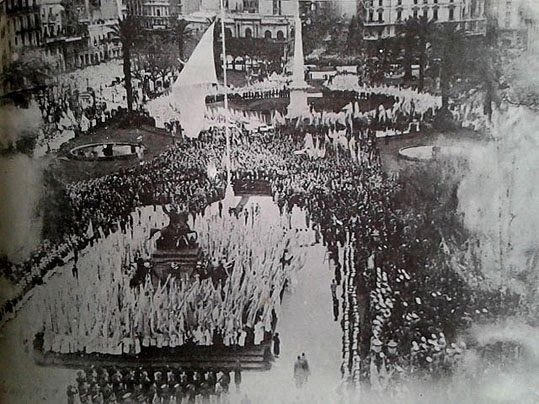 La primera bandera nacional en la Plaza de Mayo Argentina
