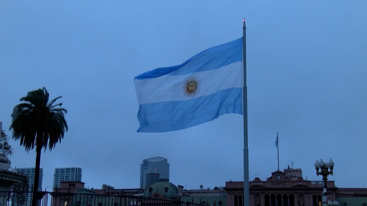 La primera bandera nacional en la Plaza de Mayo Argentina