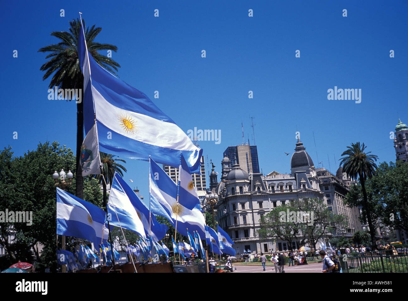La primera bandera nacional en la Plaza de Mayo Argentina