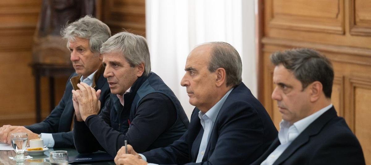 El diálogo virtual que reconfigura el mapa económico argentino En un escenario de incertidumbre económica, los nombres d... Descubre más sobre podrían, recie...