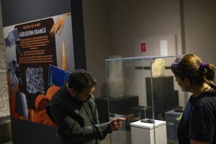 El pan carbonizado está expuesto en el Museo Arqueológico de Eskisehir (AFP).