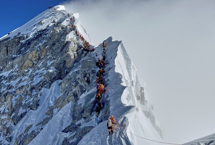 Montañistas forman una cola mientras se acercan a la cumbre del Monte Everest en Nepal, 18 de mayo de 2025. (AP Photo/Kunga Sherpa)
