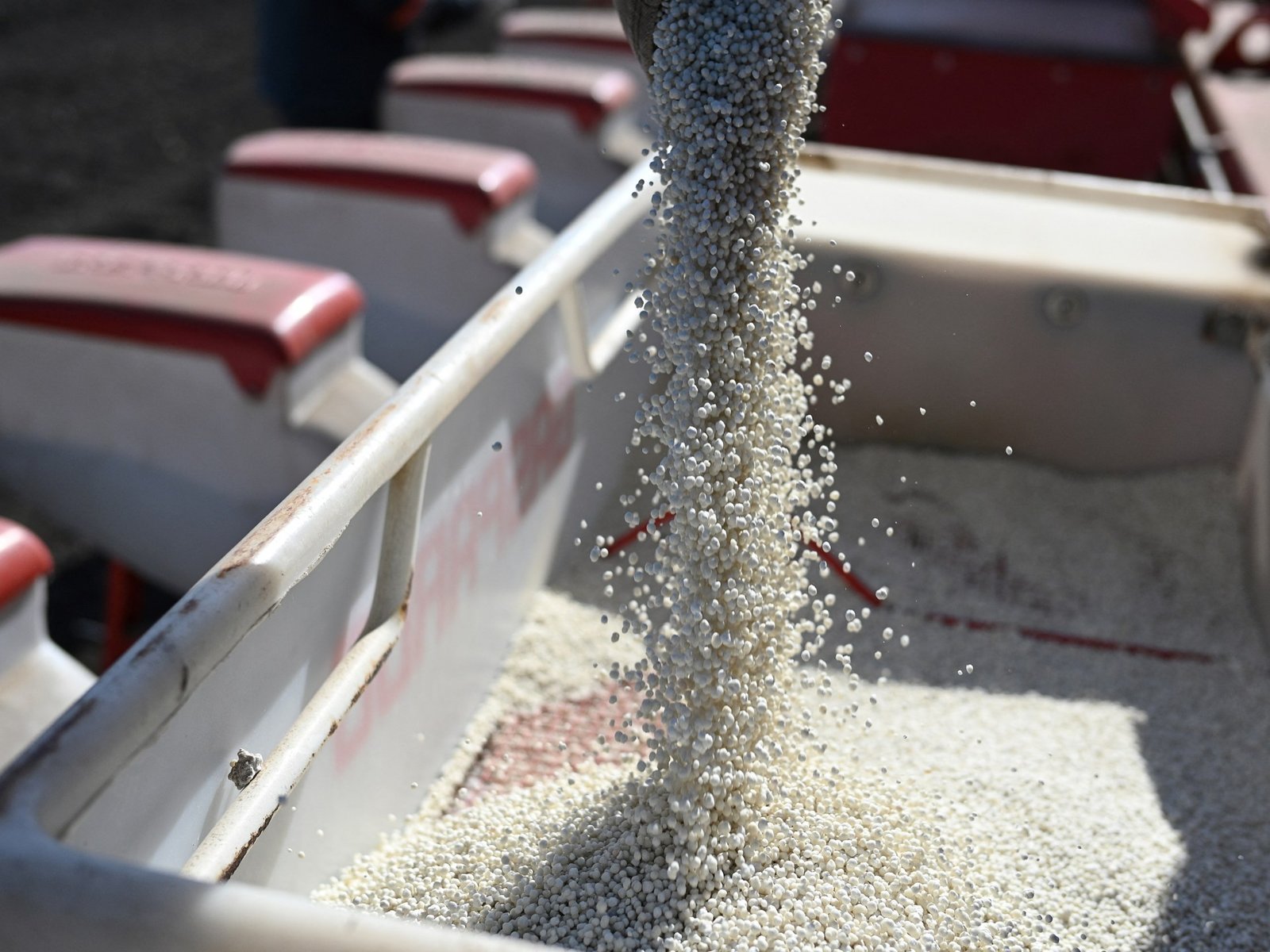Explora los detalles sobre EU backs tariffs on fertiliser imports from Russia, Belarus. Noticias actualizadas y análisis profundos en InfoNow.