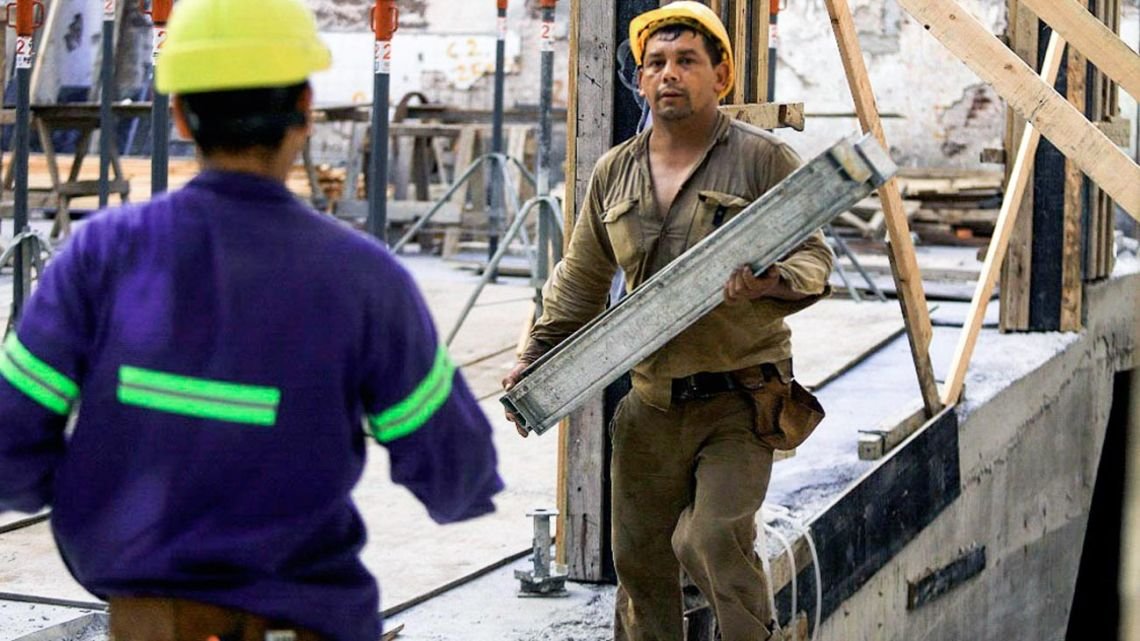 Un descenso que refleja la realidad socioeconómica de millones El poder adquisitivo del salario mínimo en Argentina cont... Descubre más sobre government, co...