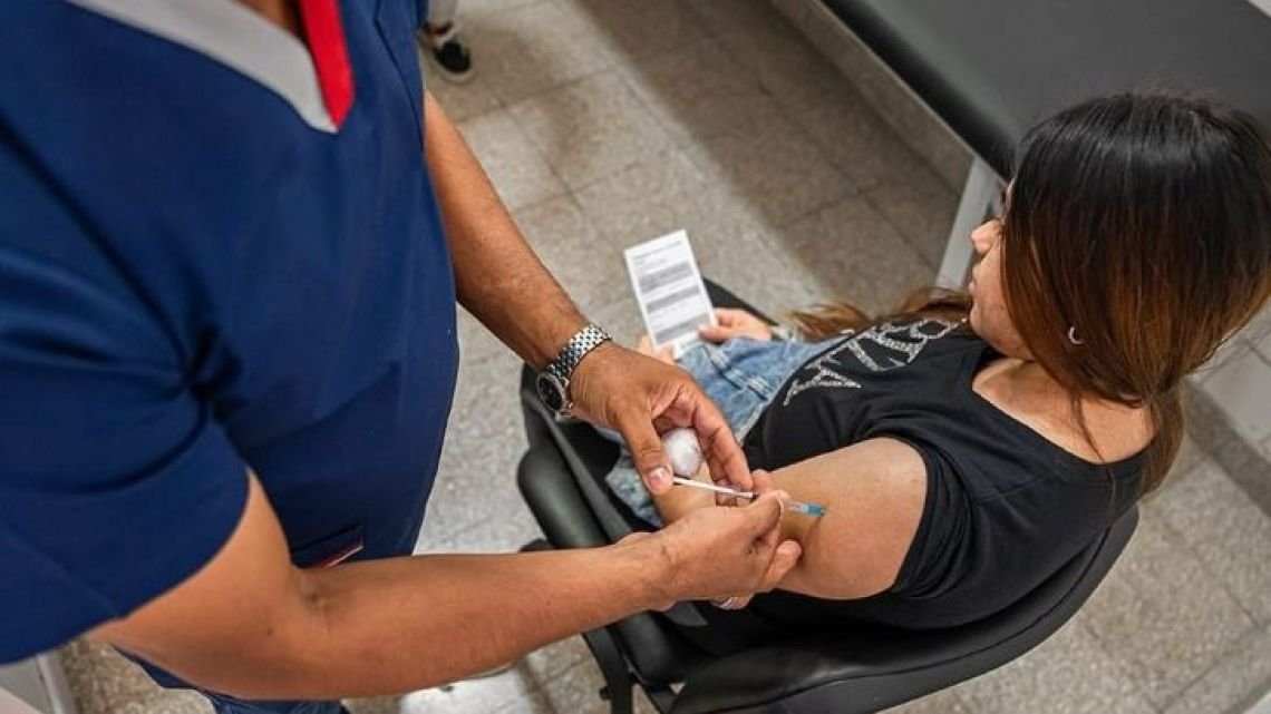 El impacto del frío en la salud respiratoria de los argentinos El frío llegó antes de lo previsto y trajo consigo una fu... Descubre más sobre salud, estas, ...