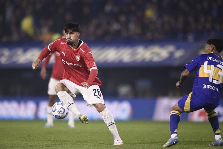 Kevin Lomónaco, ante Boca, en uno de sus partidos top (Prensa Independiente).