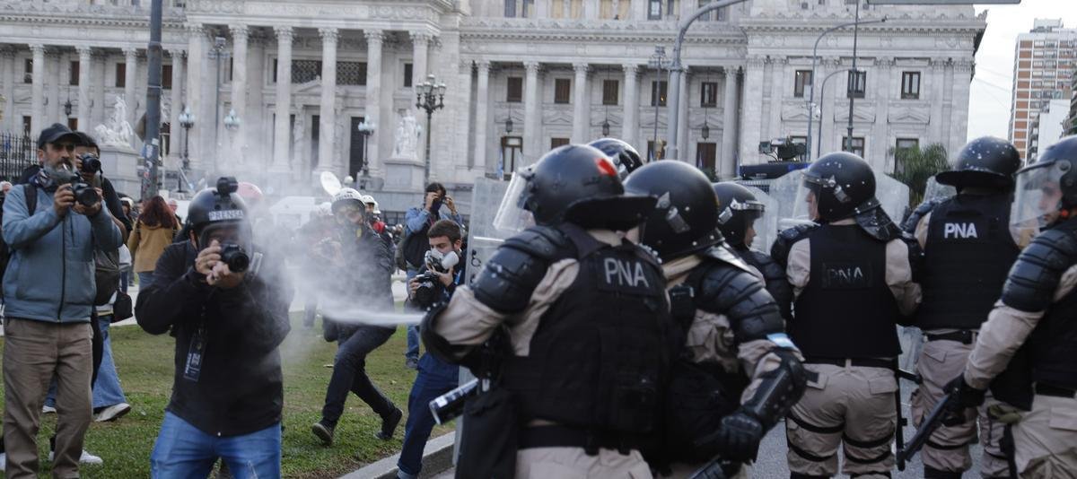 Explora los detalles sobre "Fue una cacería humana": por la represión en el Congreso, aún hay un periodista detenido. Noticias actualizadas y análisis profundos en InfoNow.