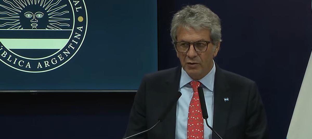 Explora los detalles sobre Tras el anuncio del blanqueo con Caputo, la Justicia investiga al jefe del ARCA por posible omisión de bienes. Noticias actualizadas y análisis profundos en InfoNow.