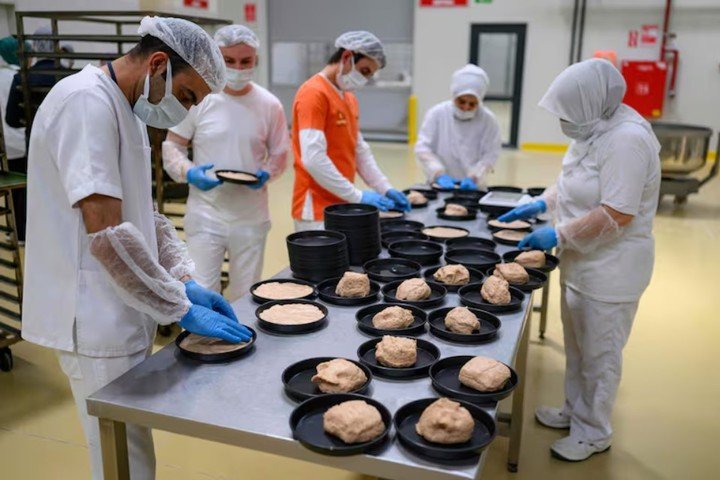 Los primeros panes de Küllüoba, comercializados como hogazas de 300 gramos a 50 liras turcas (unos 1,28 dólares), se agotaron en pocas horas (AFP).