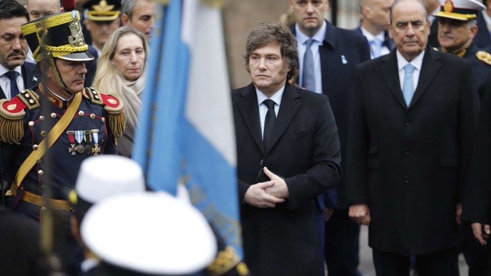 Un momento de incomodidad en la celebración patriótica El acto del Tedeum por la conmemoración del 25 de Mayo de 1810 es... Descubre más sobre gesto, reflejo...