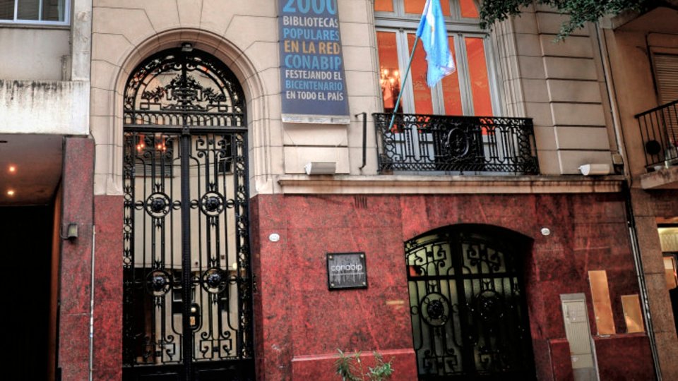 Un legado cultural en peligro: el futuro de la ConabipLa historia de la Comisión Nacional de Bibliotecas Populares es un... Descubre más sobre democratizació...