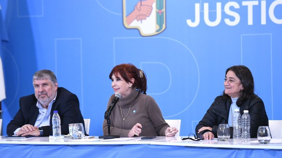 Desafíos y estrategias en la antesala de un nuevo ciclo electoral El regreso de Cristina Fernández de Kirchner al escena... Descubre más sobre reflejan, enca...