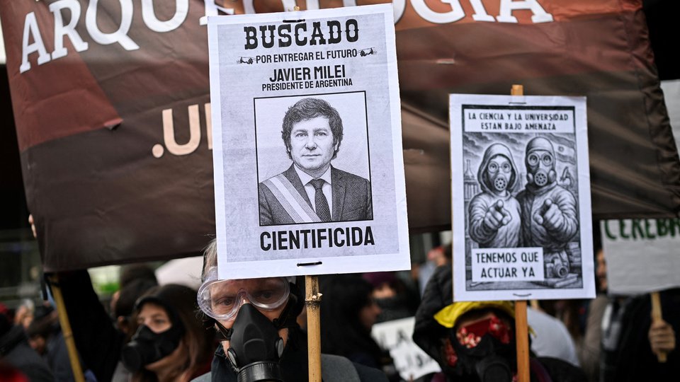 La ciencia en la calle: un grito por el futuro El reciente acto en el Polo Científico y Tecnológico de Buenos Aires evid... Descubre más sobre llevaron, prot...