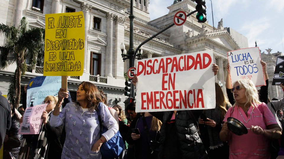 La voz de los olvidados: un grito de auxilio en la penumbra La realidad que enfrentan las personas con discapacidad en n... Descubre más sobre sostener, toma...