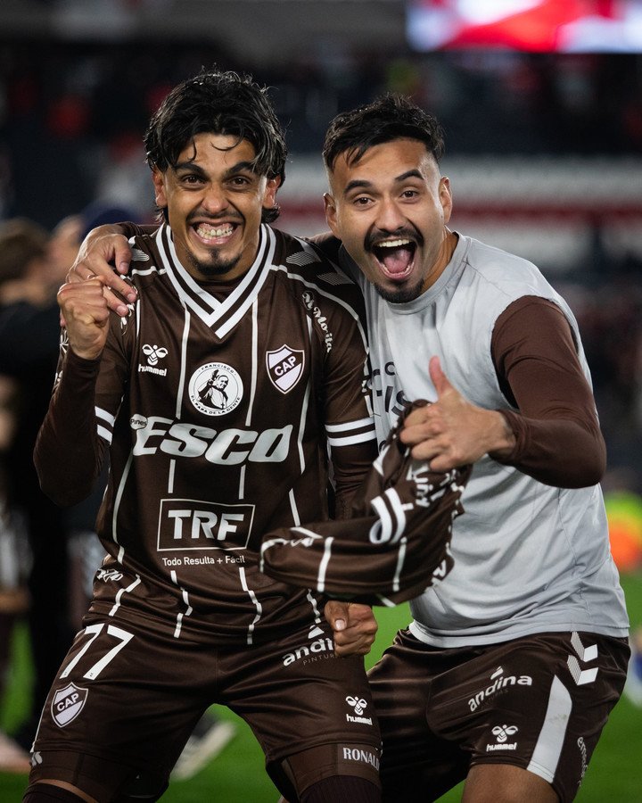Ronaldo Martínez y Rodrigo Herrera festejan Foto: Prensa Platense
