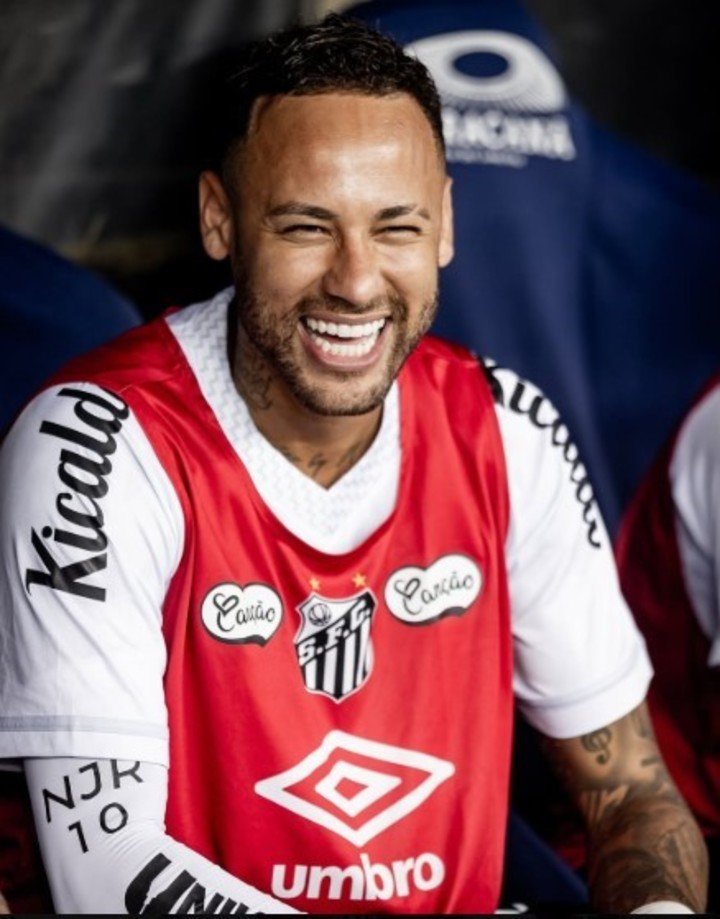 Neymar en el banco ante CRB, en Maceio.