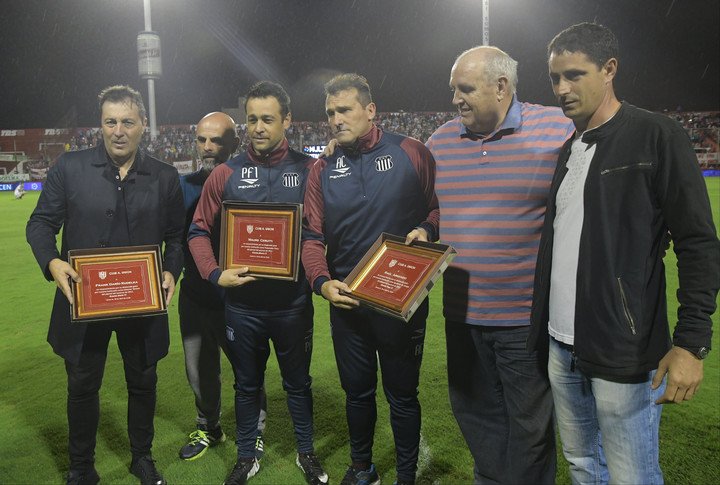 Kudelka dirigiendo Talleres y siendo homenajeado en Unión: dejó huellas en todos lados (Foto Jose Almeida).