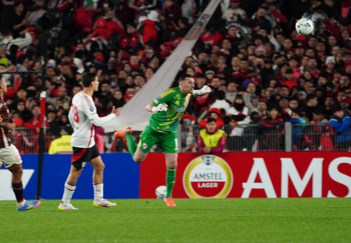 Armani ante Universitario (Marcelo Carroll). 