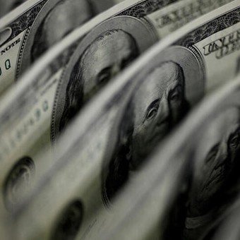 Las importaciones se comen los dólares y encienden luces amarillas