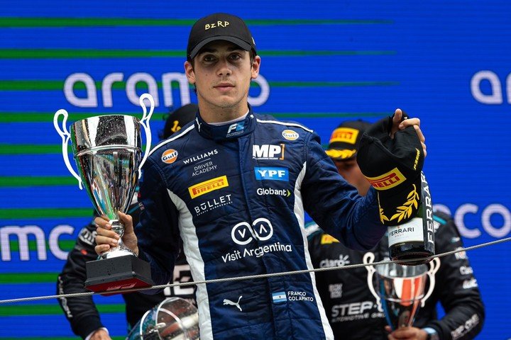 Franco Colapinto con el trofeo del segundo puesto en Barcelona, durante su paso por la F3.