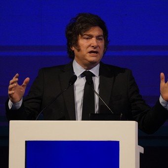El Gobierno abandona una meta con el FMI para evitar presiones al dólar y tener que emitir