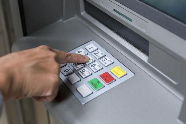 El sueldo puede extraerse a través del cajero automático: ¿Cuánto es el salario mínimo?. Archivo.