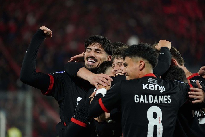 El Rojo fetseja el 2-0 de Loyola (Foto: Juano Tesone - FTP CLARIN).