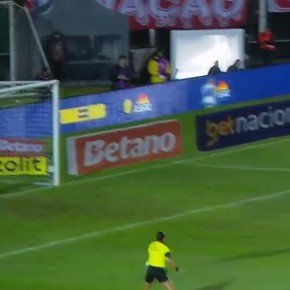 Video: Alan Patrick picó un penal y se la regaló al arquero, que después lo gastó
