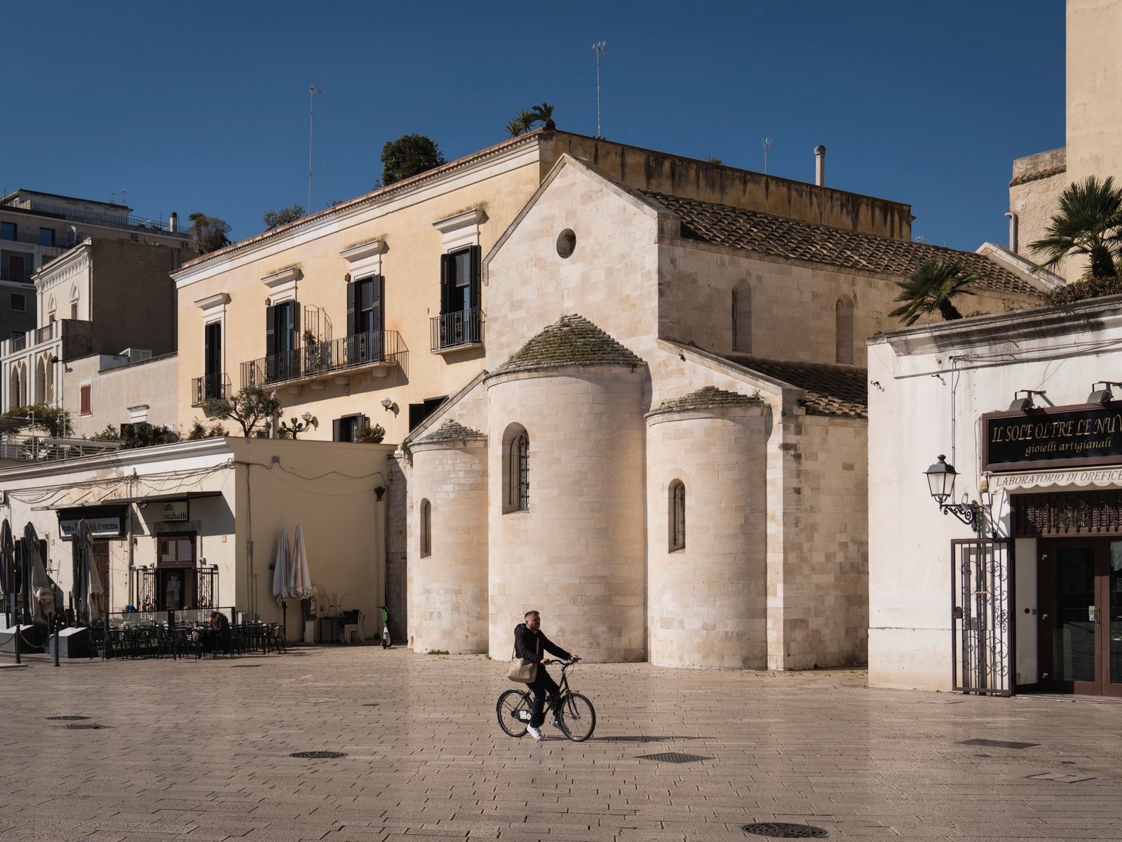 La metamorfosis de Bari: un destino que renace entre la historia y la modernidad En el corazón de la región de Puglia, s... Descubre más sobre renace, habían...