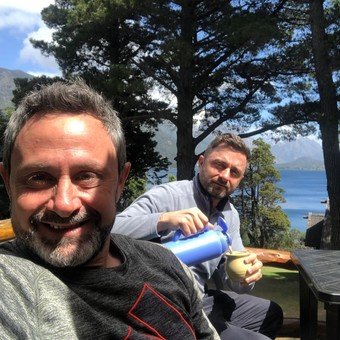 Compraron las cabañas donde pasaban sus vacaciones en familia y les cambió la vida: cómo tomaron la decisión en plena pandemia