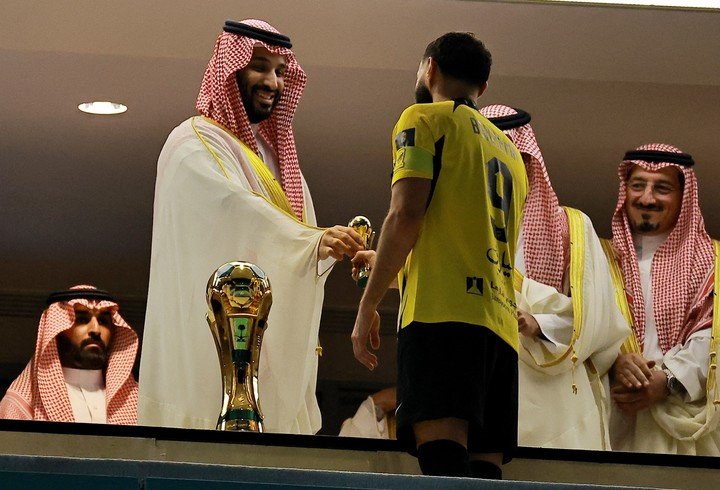 El príncipe Mohammed bin Salman le entrega el premio a Karim Benzema (Reuters).