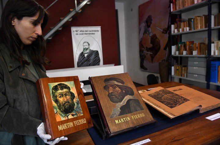 La historiadora Paula Etkin muestra un libro de Martin Fierro en el Museo de Arte Popular José Hernández. Foto: EFE/ Enrique García Medina.