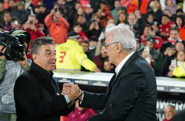 Gallardo saluda a Fossati antes del partido (Marcelo Carroll). 