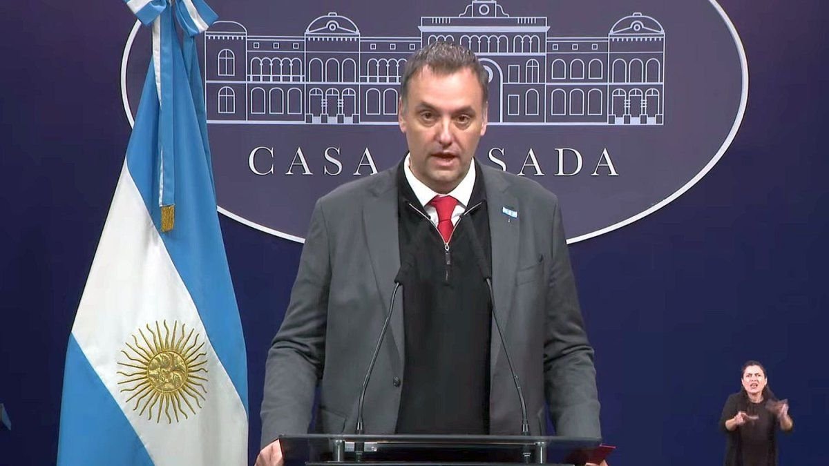 Explora los detalles sobre "Tus dólares tu decisión", la frase que usó Manuel Adorni para anunciar las medidas del Gobierno. Noticias actualizadas y análisis profundos en InfoNow.