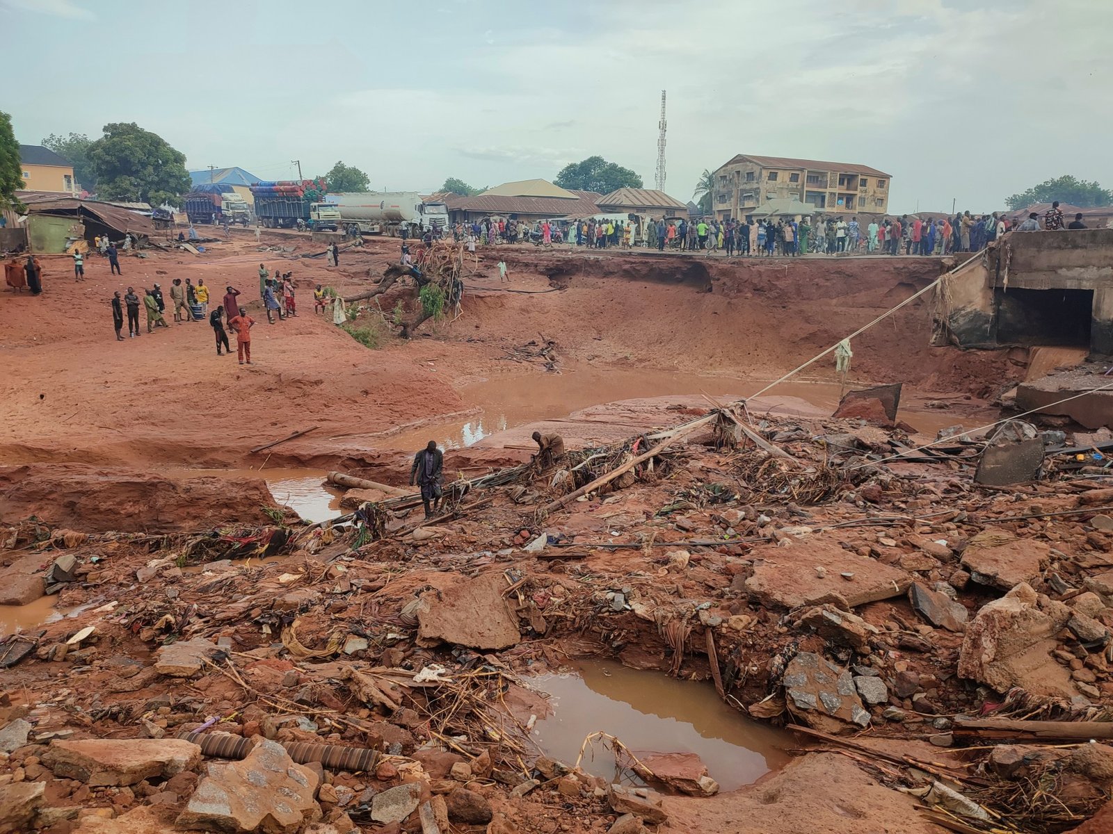Desgarradora tragedia en el corazón de Nigeria La reciente catástrofe en el centro de Nigeria ha dejado una huella imbor... Descubre más sobre siendo, fuerza...