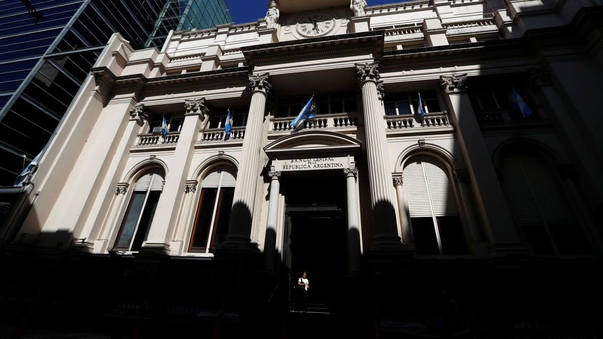 Una tormenta silenciosa en las finanzas argentinas El mes de mayo dejó una marca preocupante en la economía argentina, c... Descubre más sobre compra, poder,...