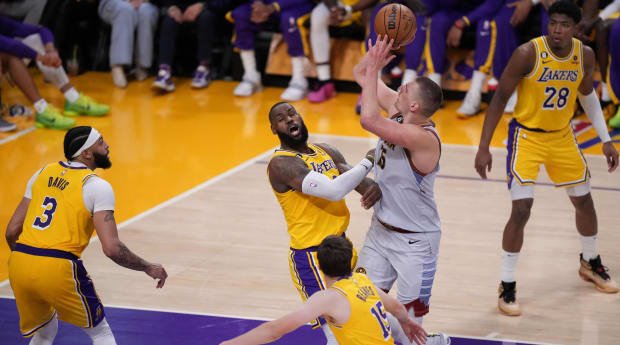 Follow live: Knicks look to even series in pivotal Game 4