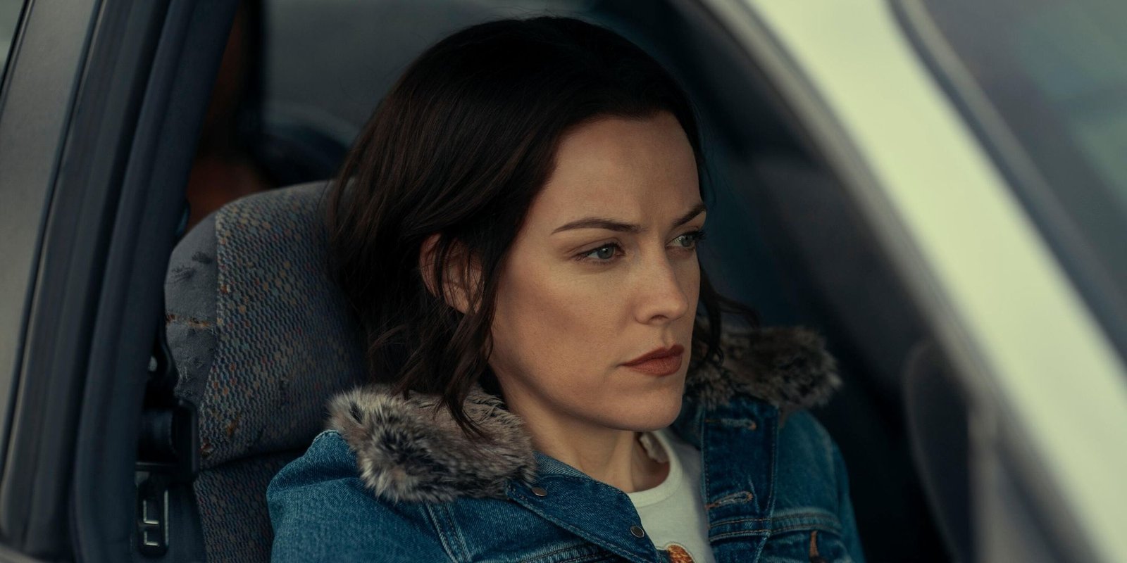 Elizabeth Banks And Jessica Biel's Crime Thriller Miniseries Is An Instant Prime Video Hit