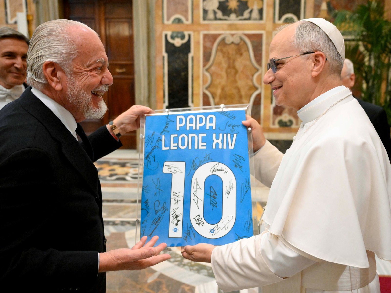 El encuentro entre el Papa y la pasión futbolística italiana La reciente visita del plantel del Nápoli al Vaticano ha de... Descubre más sobre estados, recib...