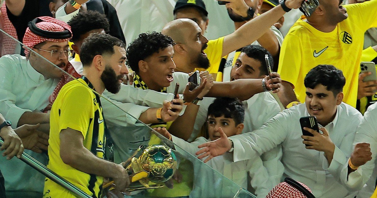 El legado de un goleador: los triunfos de Karim Benzema La reciente victoria de Karim Benzema en la Copa del Rey de Arab... Descubre más sobre capítulo, fc b...