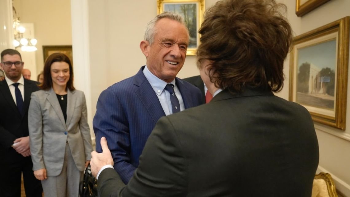 Un acercamiento estratégico: el gesto de Milei y Kennedy hacia una nueva era El presidente Javier Milei ha dado un paso ... Descubre más sobre tomen, controv...