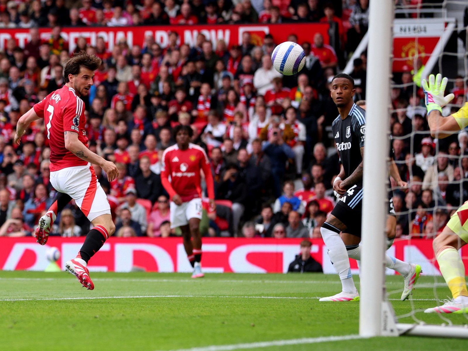 Un duelo decisivo en el ocaso de la Premier League Este domingo, el vibrante escenario del Old Trafford acogerá un encue... Descubre más sobre villa, manches...
