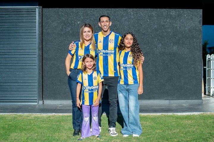 Ángel Di María con su familia y la camiseta de Central.