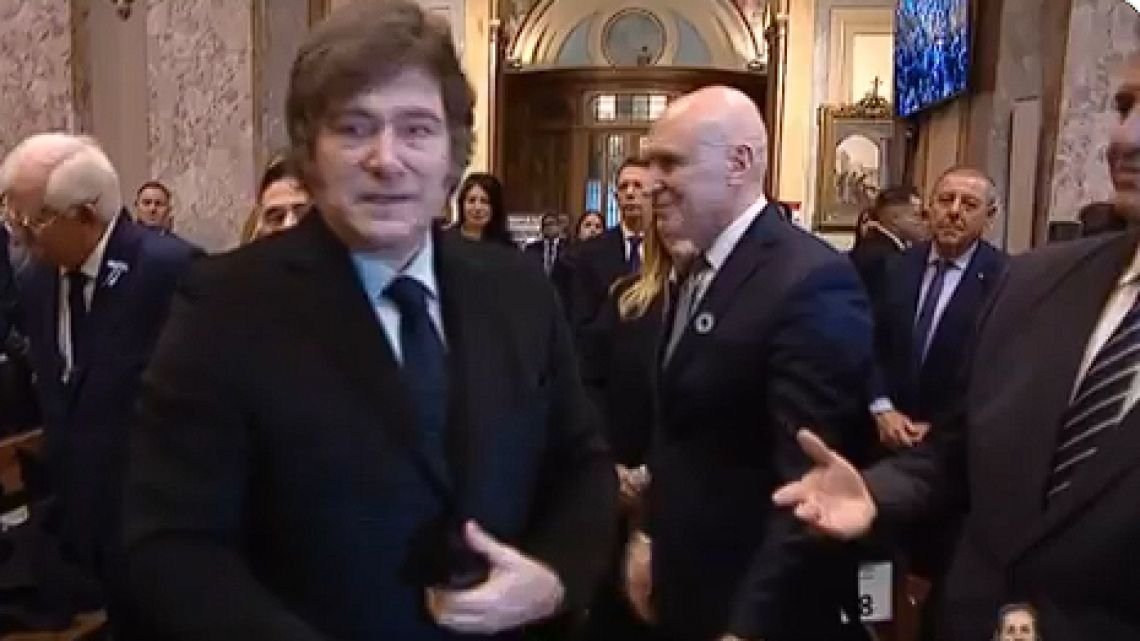 Un momento de desdén en la Catedral Metropolitana El reciente aniversario del 25 de Mayo se conmemoró con el tradicional... Descubre más sobre extendiendo, t...