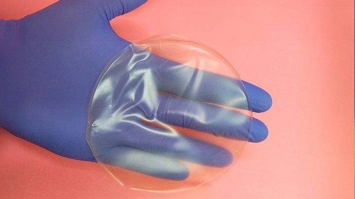 El apósito desarrollado busca ofrecer una solución accesible, eficaz y ecológica. Contiene medicamentos antimicrobianos y cicatrizantes. 