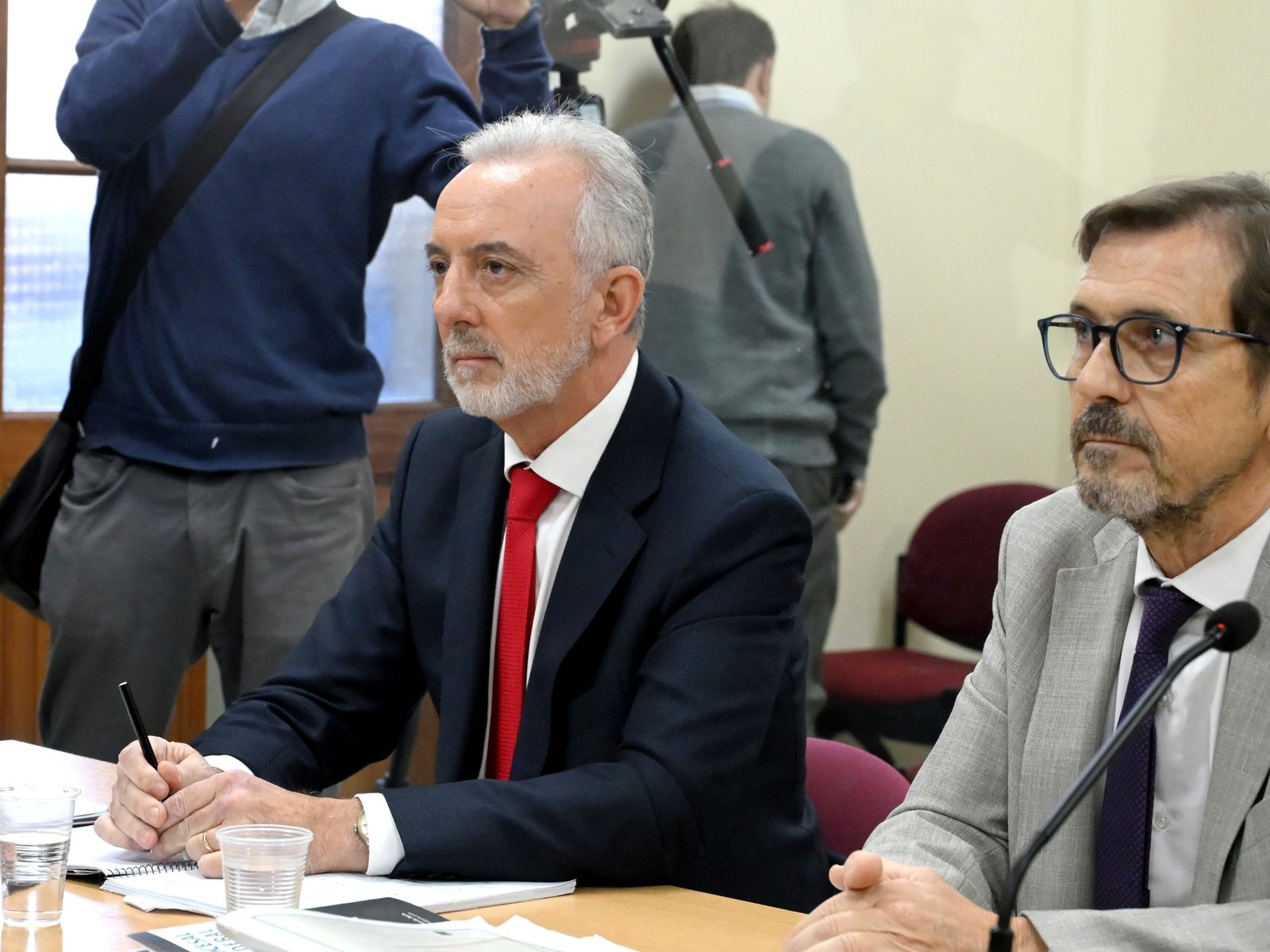 El complicado futuro de un magistrado en el ojo del huracán El mundo de la justicia argentina se encuentra en su punto m... Descubre más sobre titular, dicta...