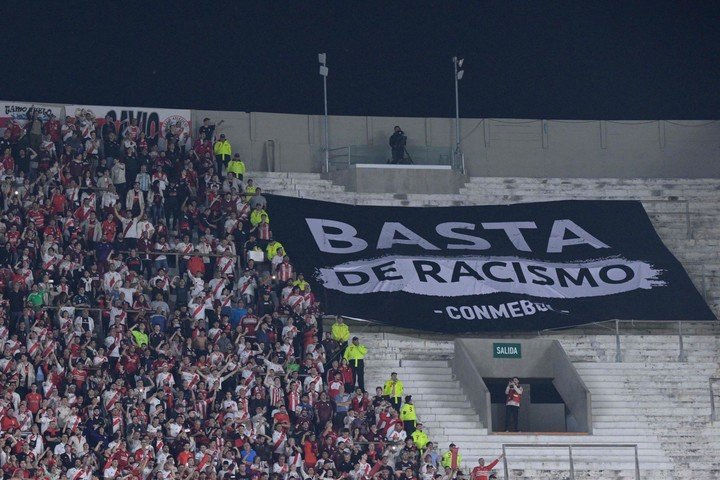 La FIFA apunta a reducir las agresiones discriminatorias en los estadios. Foto: Juan Mabromata / AFP.