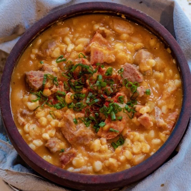 Descubriendo el locro de invierno de Choly Berreteaga El término "locro" se refiere a un plato tradicional de la gastronomía argentina, especialmente consumido en fechas patrias como el 25 de mayo y el 9 de julio. Es un guiso a base de maíz, carne, zapallo y otros ingredientes que varían según la región. Si necesitás más información o un contexto específico sobre el locro, no dudes en decírmelo. receta