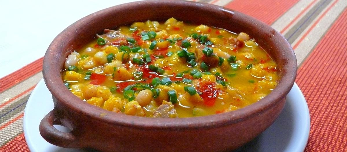 Descubriendo el locro de verano El término "locro" se refiere a un plato tradicional argentino, especialmente popular en festividades como el 25 de mayo y el 9 de julio. Es un guiso espeso que generalmente lleva maíz, porotos, carne y verduras. Si necesitas más información o un contexto específico sobre el locro, no dudes en decírmelo. receta
