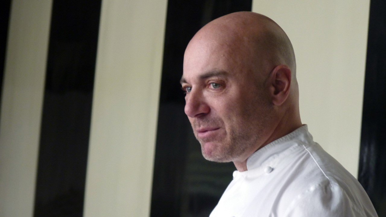 El asado reinventado de Germán Martitegui La traducción de "chef" al español argentino es "chef". Se utiliza la misma palabra, ya que es un término ampliamente reconocido y aceptado en el ámbito gastronómico. Sin embargo, también se puede usar "cocinero" si se quiere referir a alguien que cocina de manera más general. receta